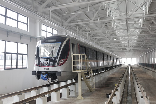 上海捷運17號線首列新車抵滬