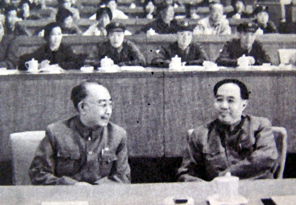 吳德與汪東興同志在十次黨代會上
