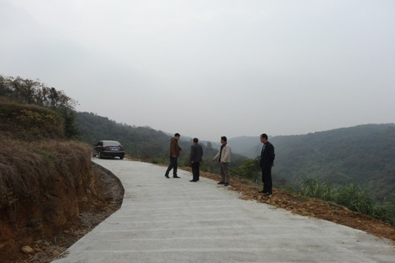 鄧家沖村(雲南省楚雄州楚雄市鹿城鎮下轄村) 鄧家沖村(雲南省楚雄州楚雄市鹿城鎮下轄村)