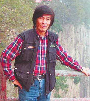 李振奎(山東淄博科技報社美術部主任) 李振奎(山東淄博科技報社美術部主任)
