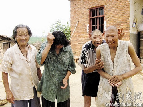 94歲的陳秀英與三個“猴娃”。