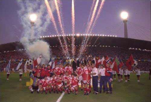 南斯拉夫足球隊隊員慶祝勝利