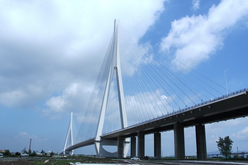 鄂東長江大橋橋塔採用了“鳳翔”元素