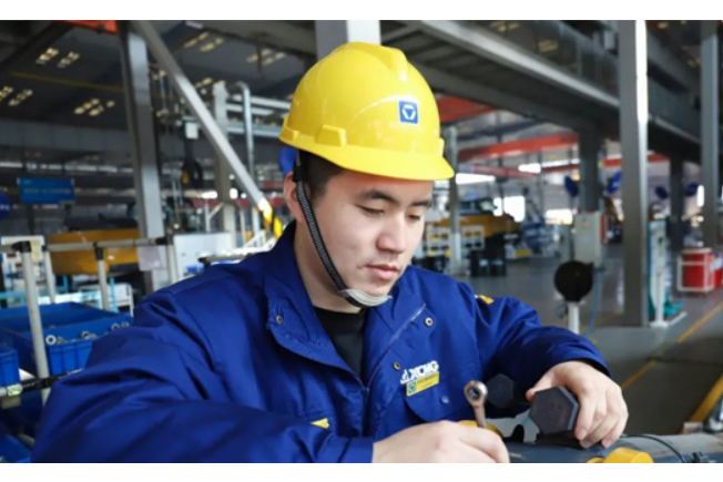 陳晨(徐州徐工挖掘機械有限公司鉗工) 陳晨(徐州徐工挖掘機械有限公司鉗工)
