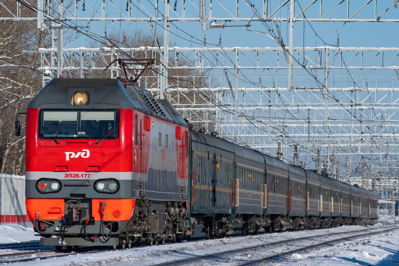 EP2K型177號機車牽引003З次列車運行在西伯利亞鐵路