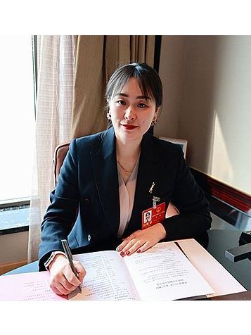 王瑩(甘肅省人大代表、甘南藏族自治州舟曲縣第一中學教師) 王瑩(甘肅省人大代表、甘南藏族自治州舟曲縣第一中學教師)