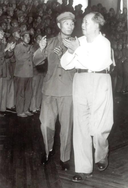 張愛萍同志陪同毛澤東同志接見部隊指戰員。