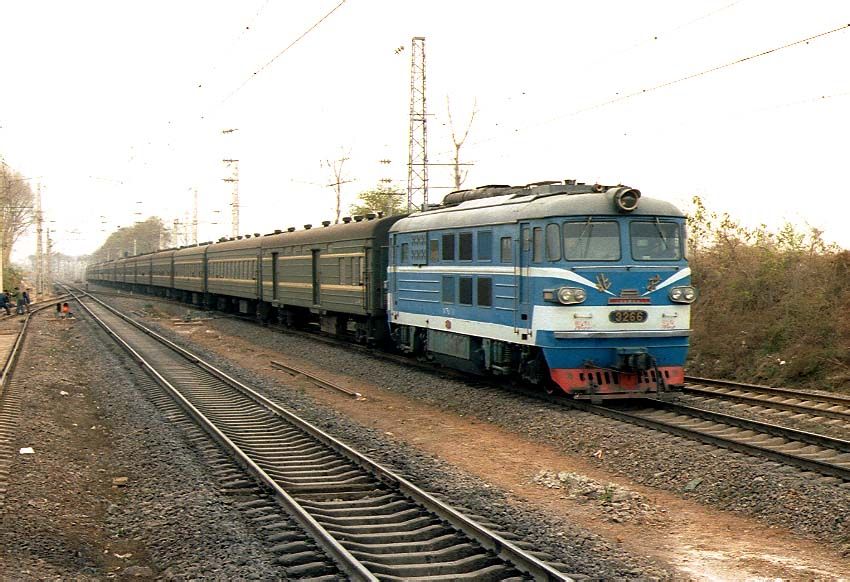 北京型3266號機車牽引旅客列車運行在隴海鐵路