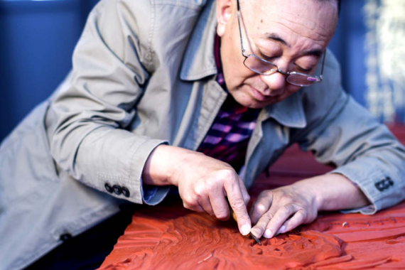 張來喜(揚州漆器廠雕漆大師) 張來喜(揚州漆器廠雕漆大師)
