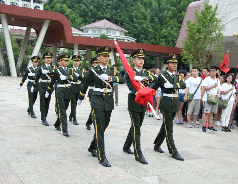 國旗班在井岡山上舉行升旗儀式