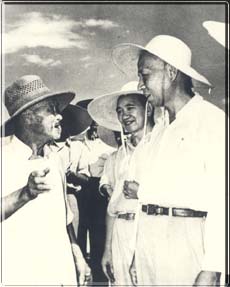 1958年林鐵劉少奇在成按縣農民交談