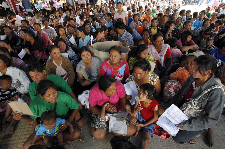 高棉難民聚集在臨時搭建的難民營里