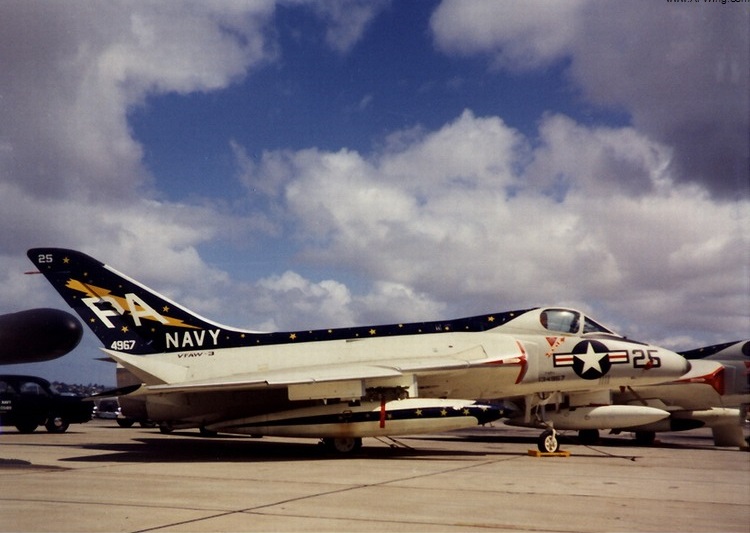 VFAW-3 中隊駐紮在聖迭戈北島的“天光”