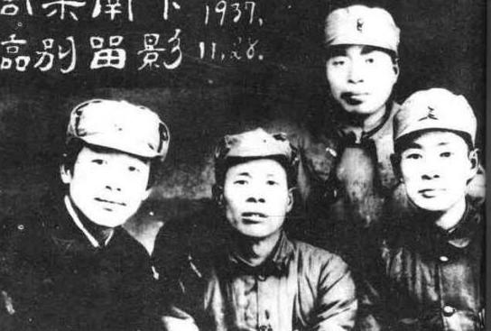 周子昆(左4)