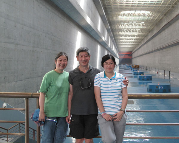2009年黎星與丈夫和女兒參觀三峽水電站