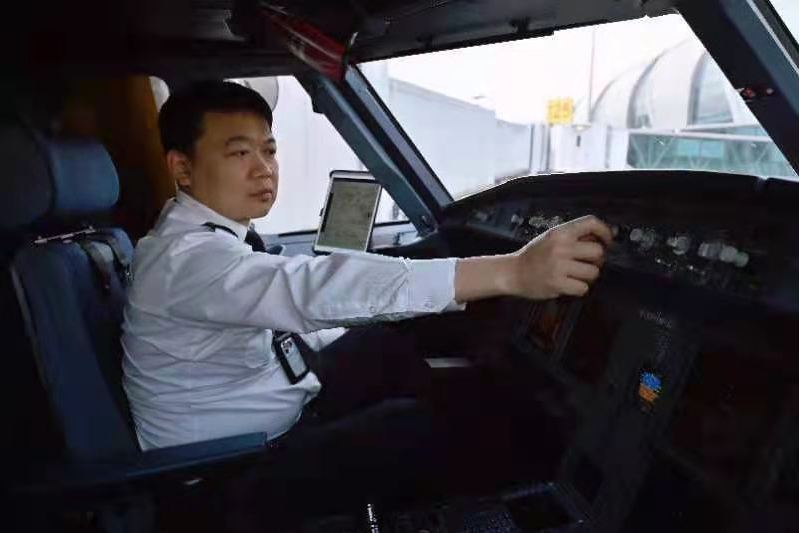 董景明(中國南方航空股份有限公司北方分公司飛行員) 董景明(中國南方航空股份有限公司北方分公司飛行員)