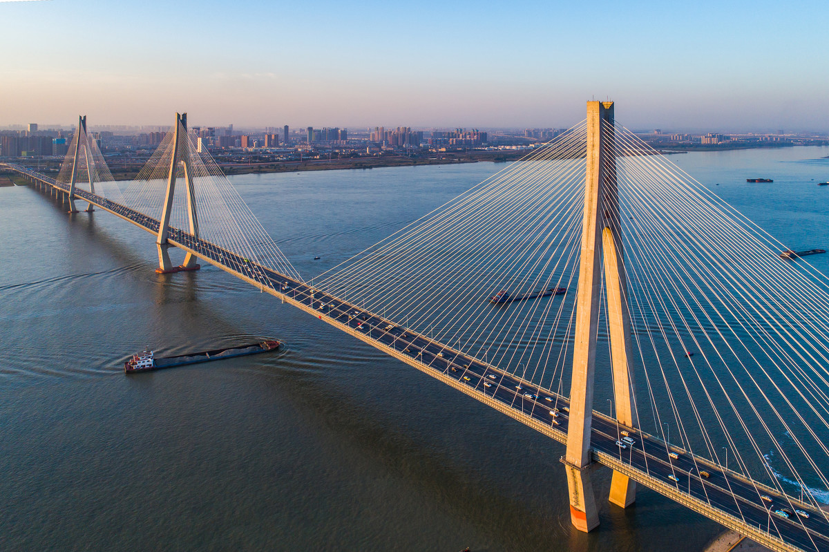 二七長江大橋呈西北至東南方向布置