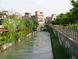 桃園大圳在八德的水道及兩岸綠茵