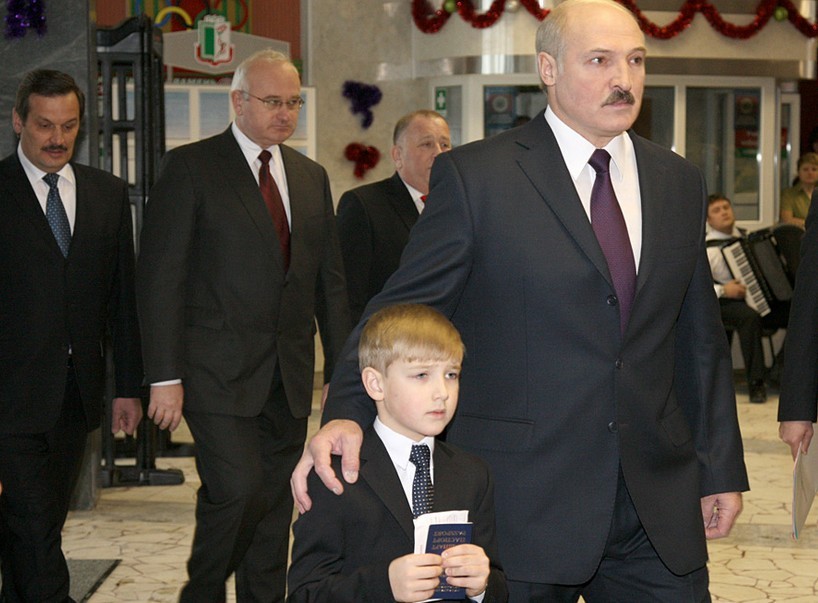 白俄總統盧卡申科和小兒子尼古拉（資料圖）