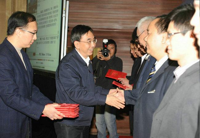 廣東省常務副省長朱小丹為羅林虎頒獎