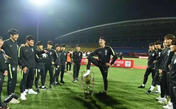 韓國隊員朴規現腳踩獎盃慶祝勝利