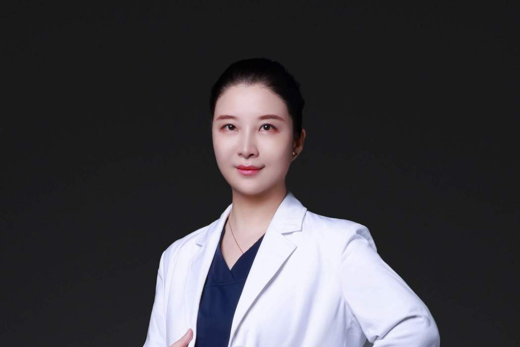 李英(長沙愛思特醫療美容醫院非手術中心主任) 李英(長沙愛思特醫療美容醫院非手術中心主任)