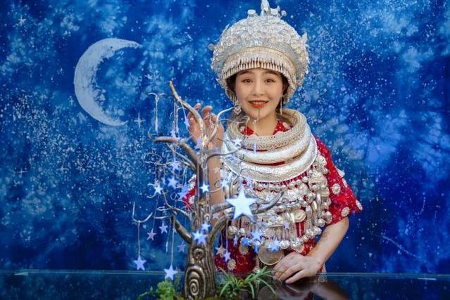 潘雪(苗族銀飾鍛制技藝非遺傳承人、中國共產主義青年團十九大代表) 潘雪(苗族銀飾鍛制技藝非遺傳承人、中國共產主義青年團十九大代表)