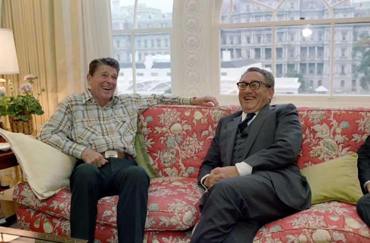 1981年與里根總統談笑風生
