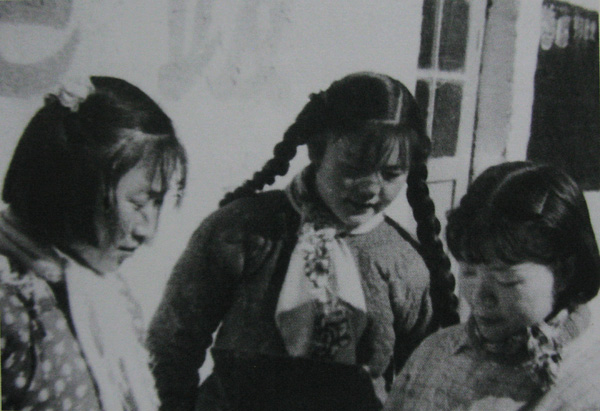 1960年溫葆與農村少女在一起