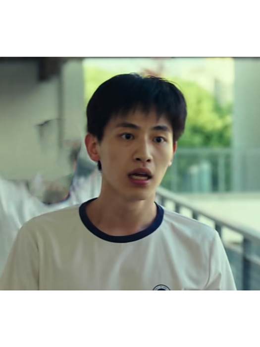 張偉(青春喜劇電影《五個撲水的少年》男主角，由辛雲來飾演)