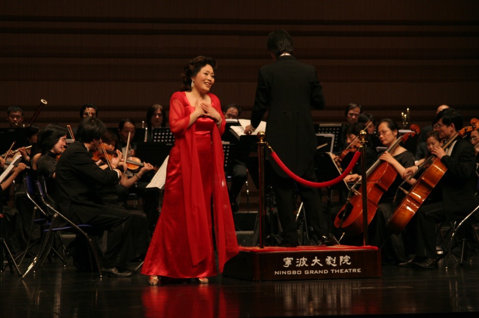 紅歌會藝術指導胡曉平老師在寧波大劇院演唱