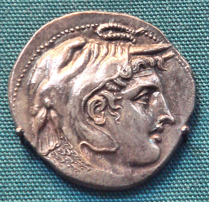 亞歷山大大帝時期硬幣上顯示其光滑的臉龐