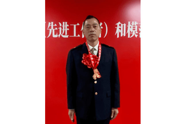 鄭國明(中國鐵路上海局集團上海工務大修段工班長) 鄭國明(中國鐵路上海局集團上海工務大修段工班長)