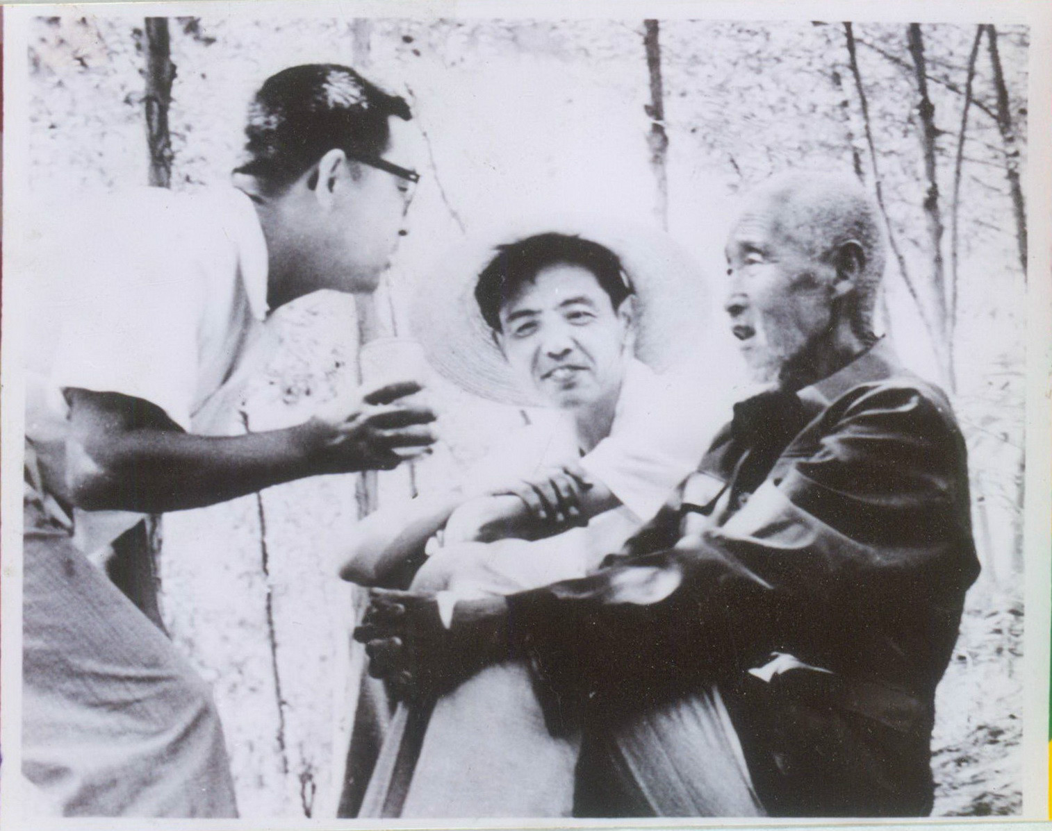 1983年與新華社陸拂為（中）採訪野人張候拉