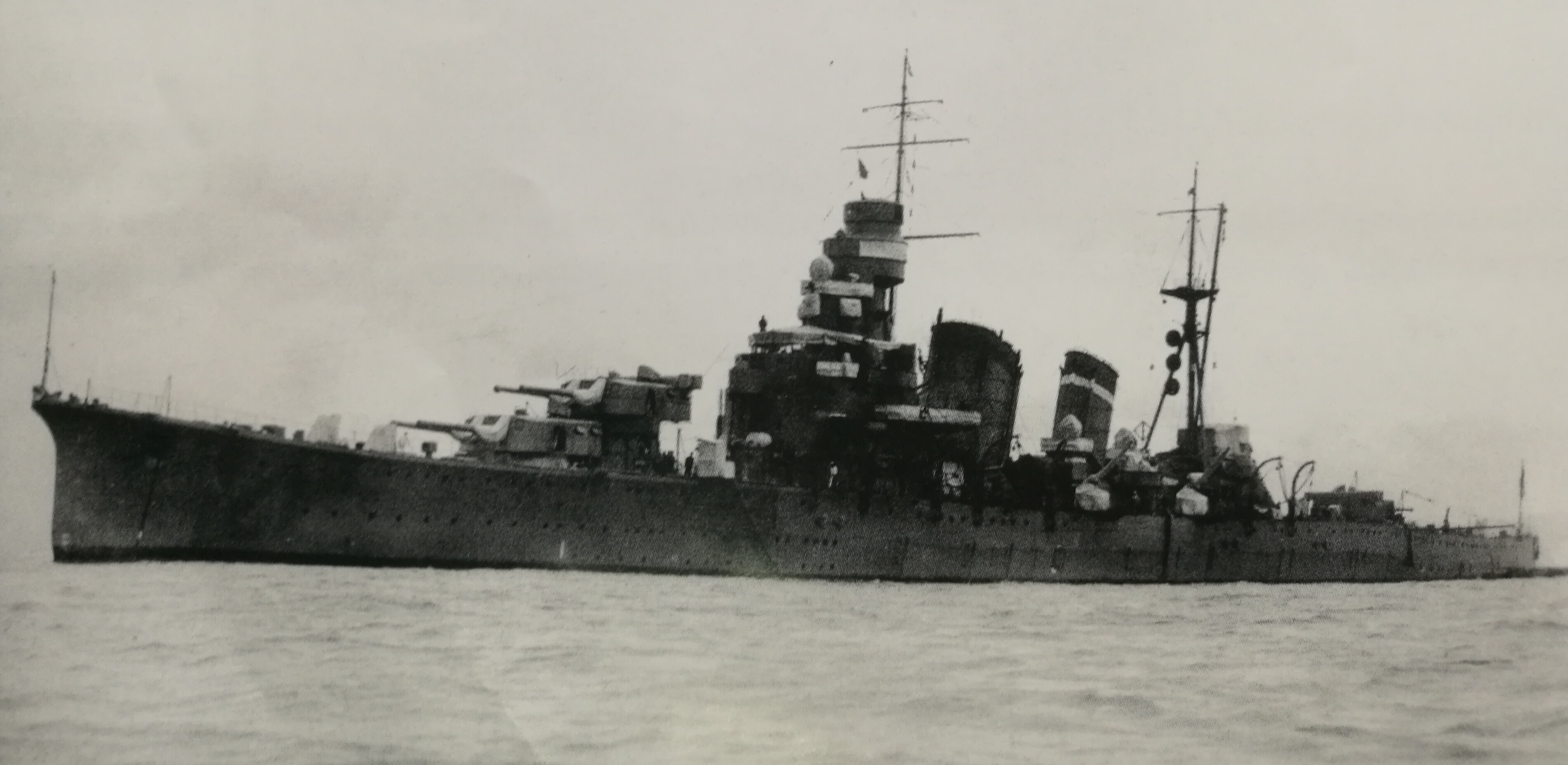 1928年6月停泊於橫須賀軍港的衣笠號