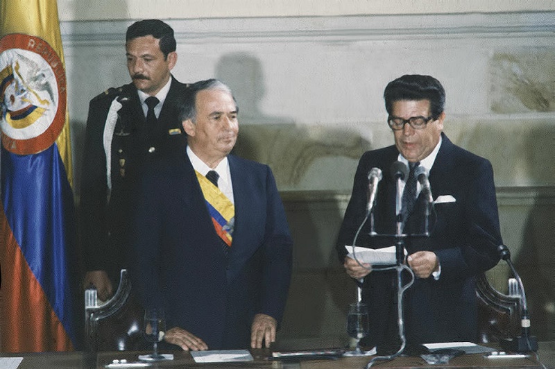 1982年8月7日，貝坦庫爾正式就職哥倫比亞總統