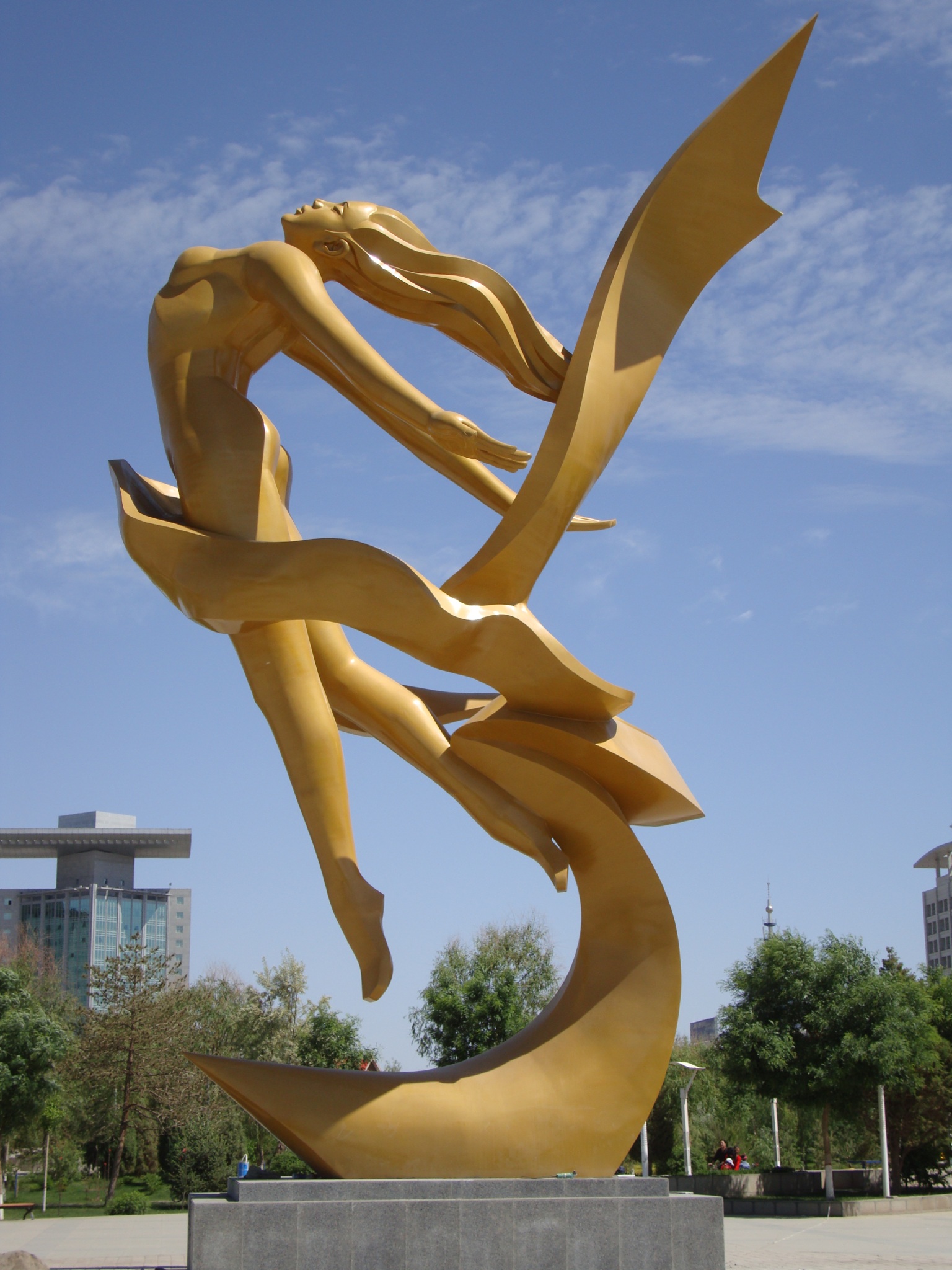 廣場東南側雕塑《現代飛天－騰》作者：張凱