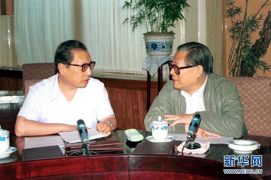 江澤民、喬石同志在中央政治局會議上