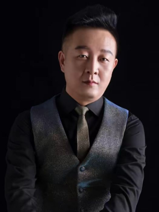 吳曉東(中國內地男歌手、編劇、化德縣烏蘭牧騎隊長) 吳曉東(中國內地男歌手、編劇、化德縣烏蘭牧騎隊長)