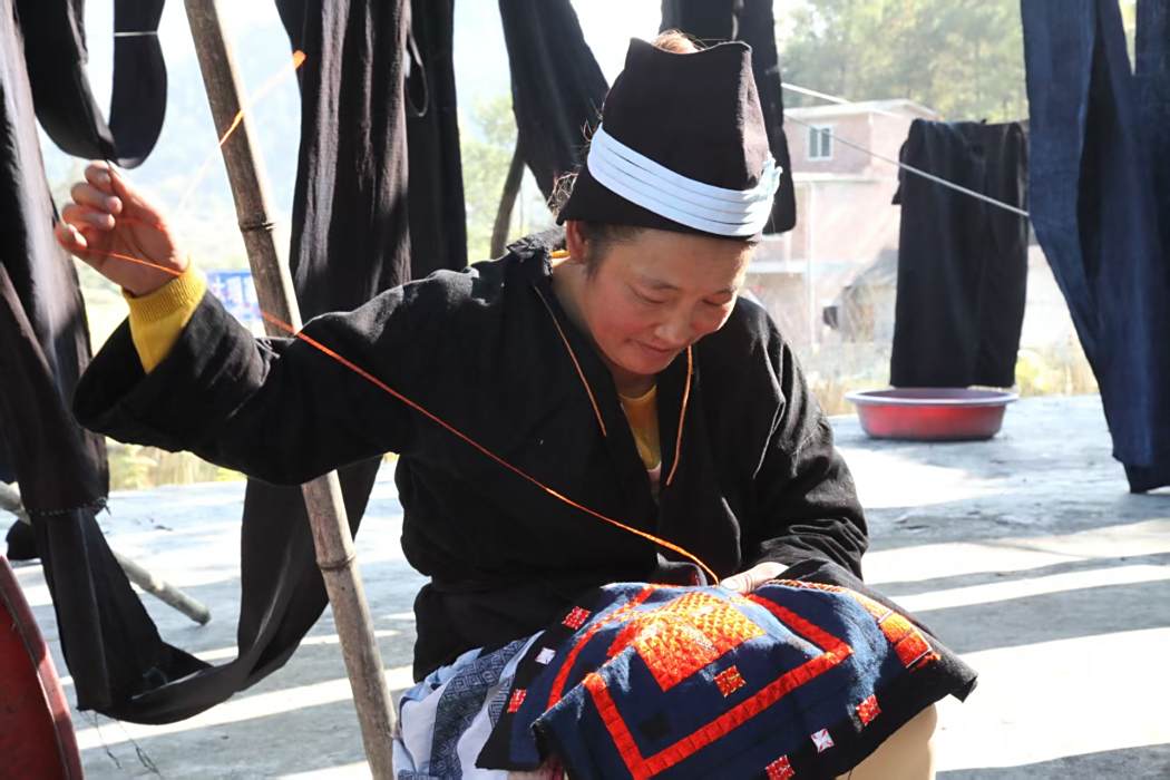 黎鳳珍(第一批鄉村工匠名師，瑤族服飾自治區級代表性傳承人)