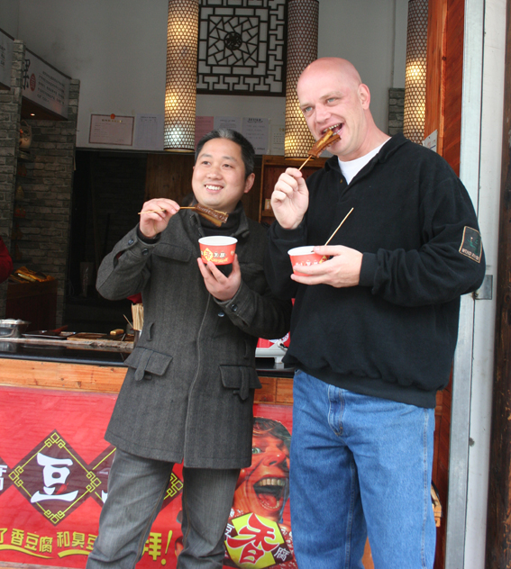 劉向陽和喜歡吃香豆腐的外國朋友