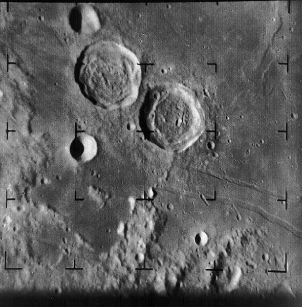 徘徊者8號拍攝的月球表面影像