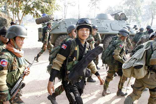 高棉王家軍裝甲車和步兵向前線進發