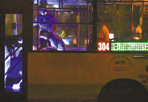 警察在張志華駕駛的304公交上勘察