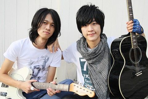 (左)吉他 可樂 陳彥瑋(右)主唱 小剛 王維皓