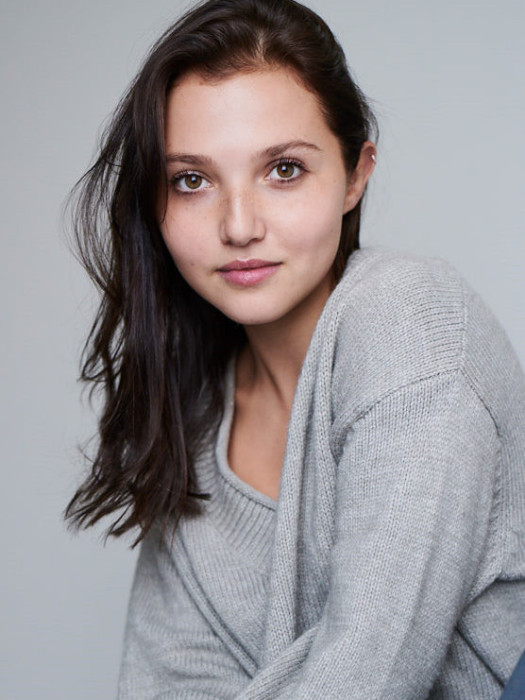 米婭·麥肯納·布魯斯(Mia McKenna-Bruce) 米婭·麥肯納·布魯斯(Mia McKenna-Bruce)