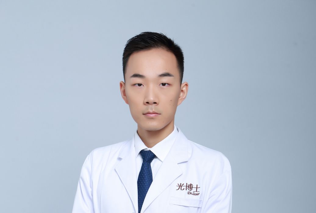 何斌(上海光博士醫療美容門診部執業醫師) 何斌(上海光博士醫療美容門診部執業醫師)