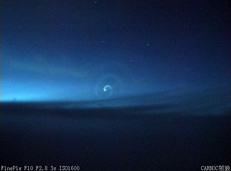 客機飛行員在青島的雲層上空所看見的UFO
