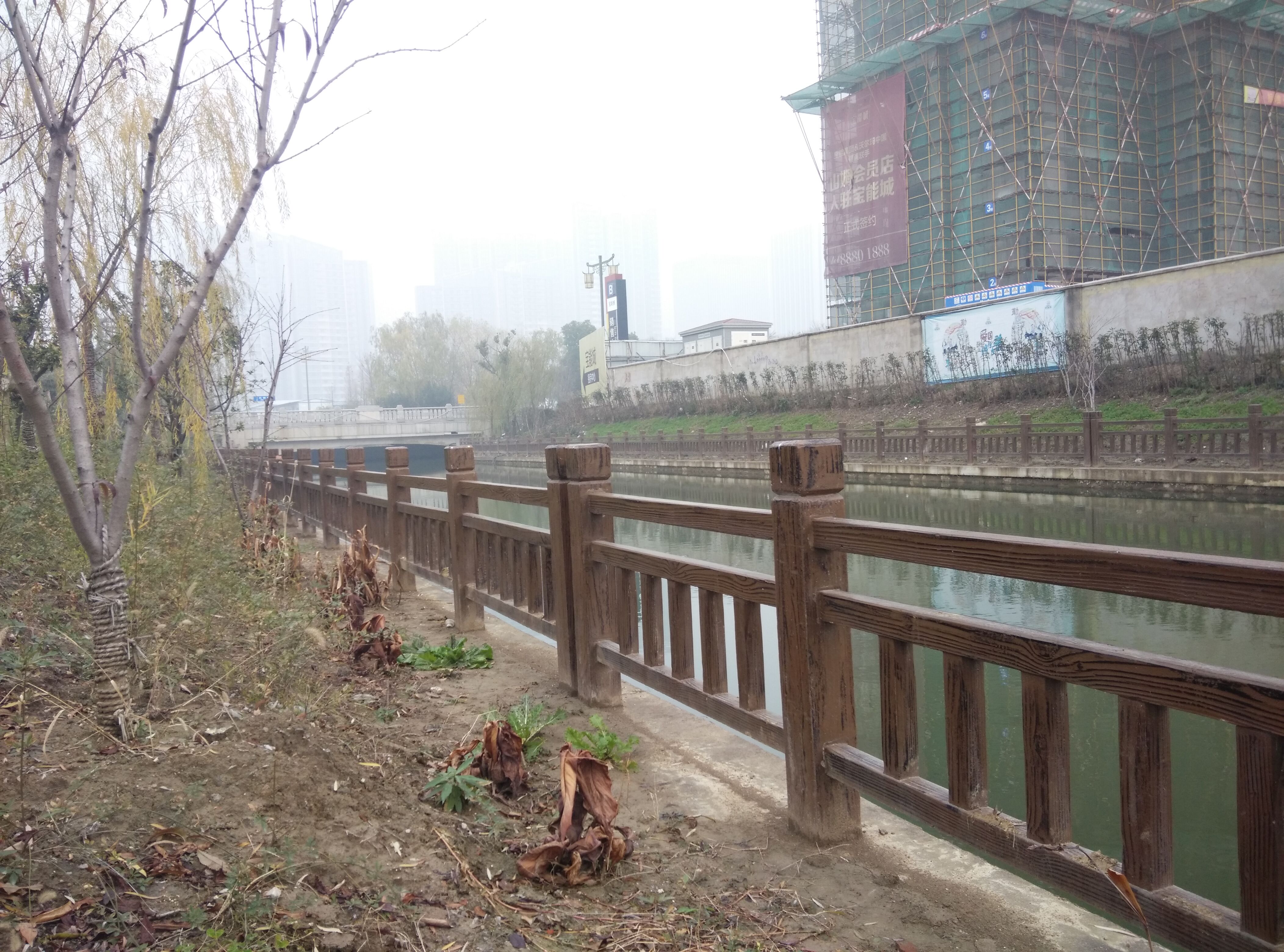 仿木護欄套用於河道兩側防護