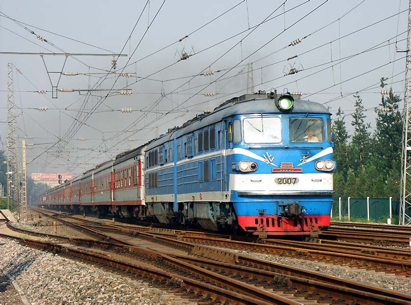 北京型2007+2008號機車牽引K602次列車